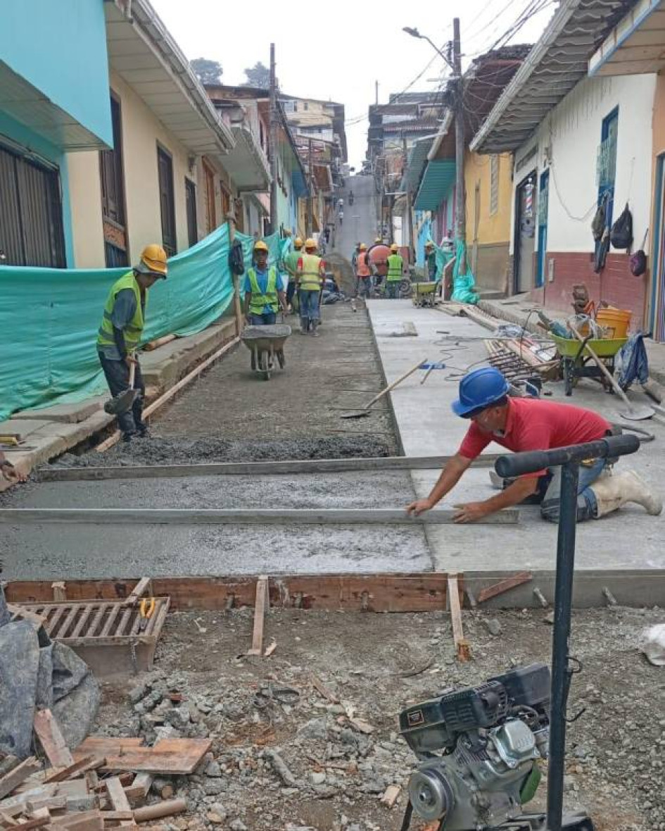 Fotos I Facebook alcaldías I LA PATRIA  En municipios de Caldas continúan los trabajos en varias vías. Son intervenidas calles y carreteras de tres zonas clave.