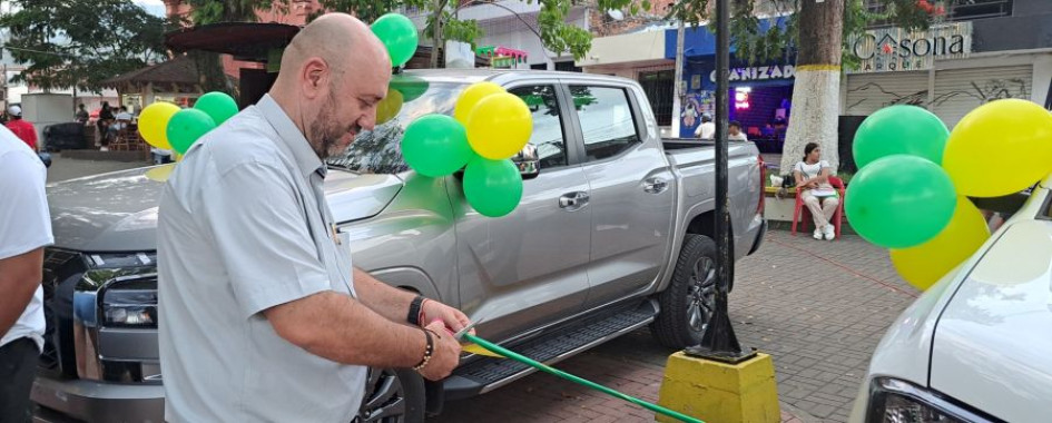 Héctor Mauricio Torres, alcalde de Supía, fue el encargado de cortar la cinta y entregar los vehículos. 