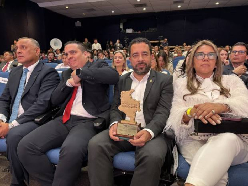 Foto I Cortesía Alcaldía I LA PATRIA  La Alcaldía de Manizales fue distinguida durante el Reto Nacional por la Educación como Entidad Territorial Ejemplar por su modelo de gestión educativa. El secretario de Educación, Andrés Felipe Betancourth, recibió la distinción este miércoles 10 de noviembre del 2025 en Bogotá.