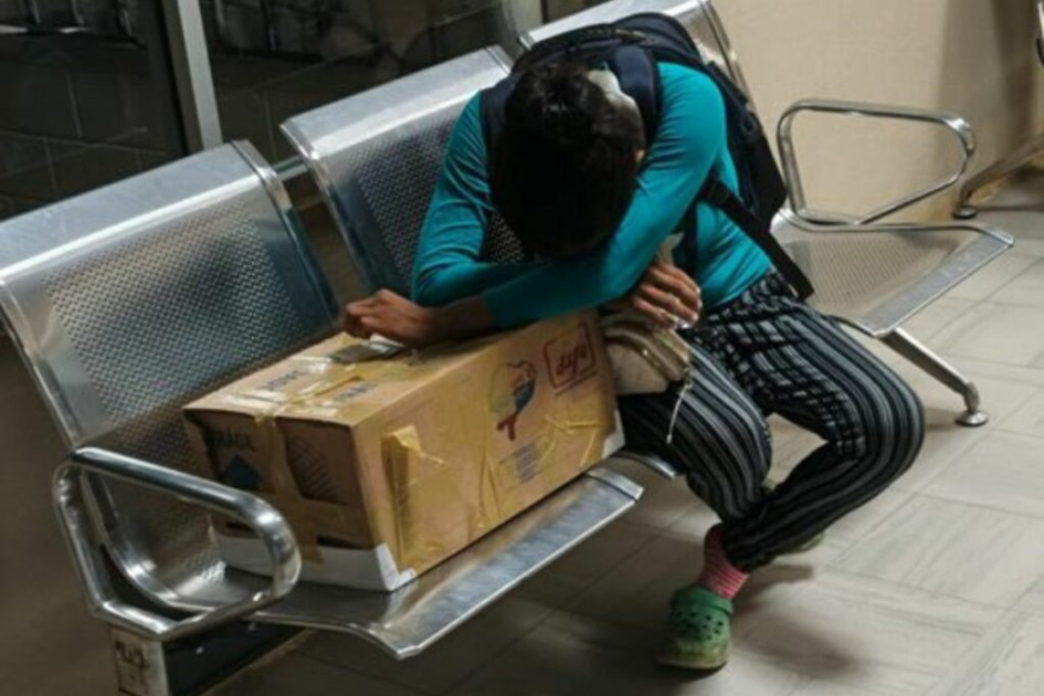  La foto de la madre junto a la bebé dentro de la caja fue difundida en redes. 