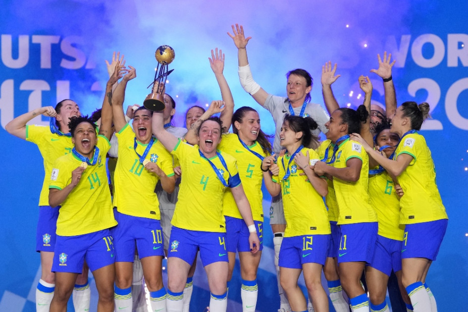 Las jugadoras de Brasil celebran con el trofeo luego de ganar la primera edición del Mundial Femenino de Fútbol Sala. Colombia llegó hasta cuartos de final.