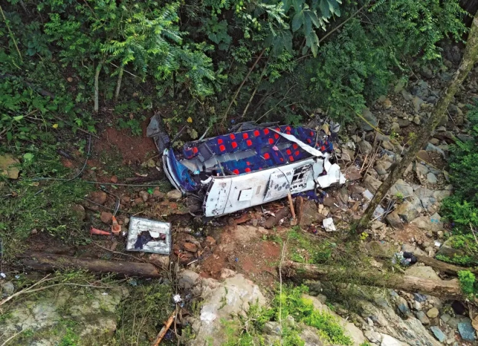 Así quedó el bus que cayó a un abismo en Antioquia y en el que murieron 16 estudiantes, más el conductor. En el fondo hay una quebrada con poco paso de agua.