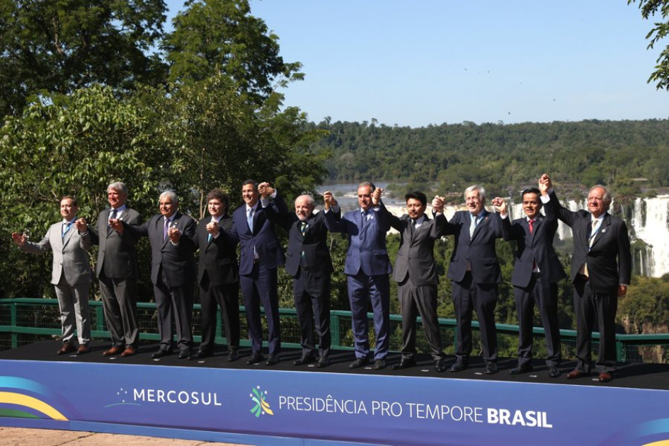 Fotografía oficial de los jefes de Estado de países integrantes y representantes de estados asociados de la LXVII Reunión Ordinaria del Consejo del Mercado Común del Sur (Mercosur) este sábado, en Foz de Iguazú (Brasil).