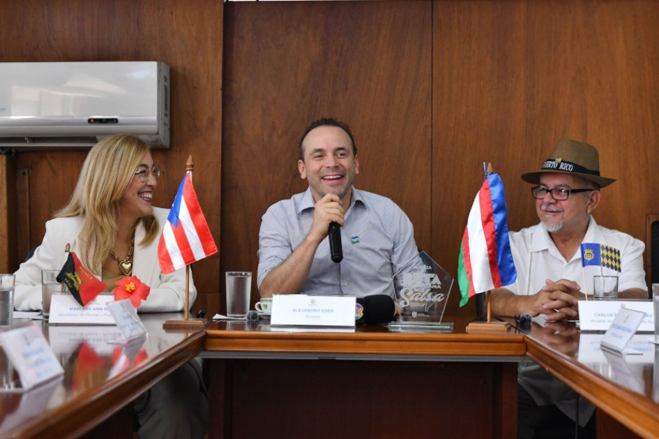 "Junto a la alcaldesa de Ponce y el alcalde de Arecibo, en Puerto Rico, firmamos el acuerdo que consolida la Ruta Americana de la Salsa", expresó el alcalde de Cali, Alejandro Eder, este viernes.
