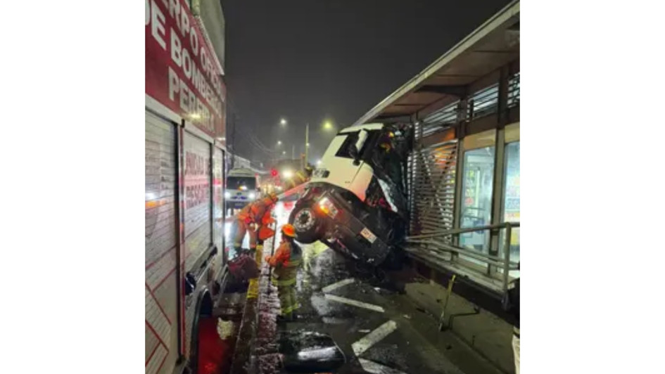 Así quedó el camión en la estación del Megabús.