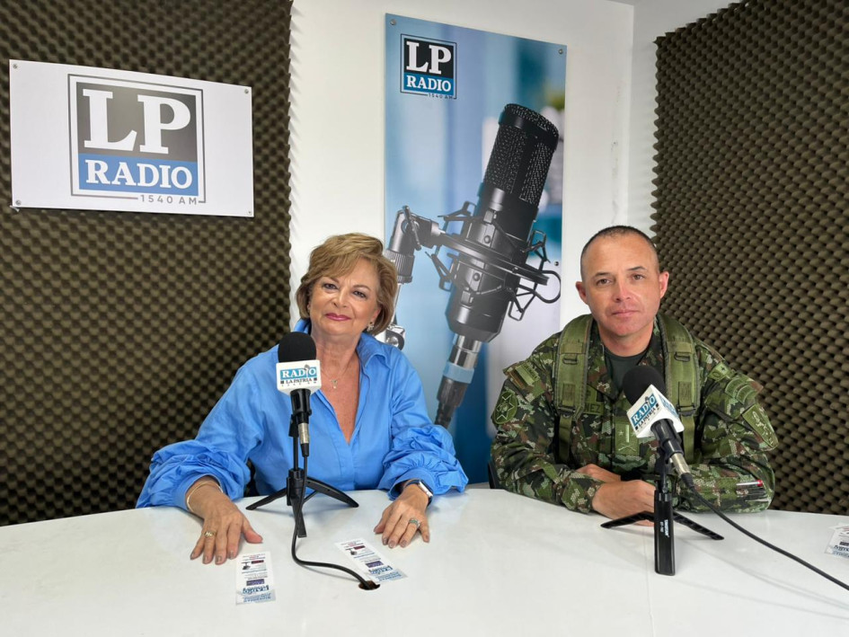 El teniente coronel John Martínez, comandante del Batallón Ayacucho de Manizales, y Ángela María Gómez de Cárdenas, presidenta del voluntariado del Batallón.