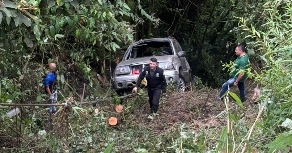 El carro rodó cerca de 100 metros y su conductor sufrió lesiones leves.