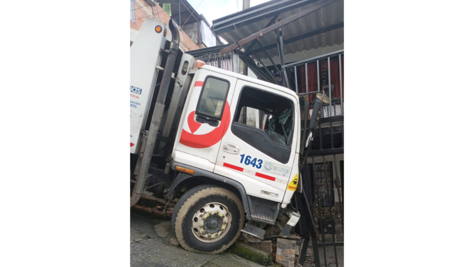En la carrera 8C del barrio Porvenir Alto, de Manizales, un camión de la basura chocó contra una casa.