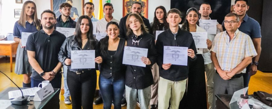 Algunos jóvenes estuvieron acompañados por sus familias durante la posesión.