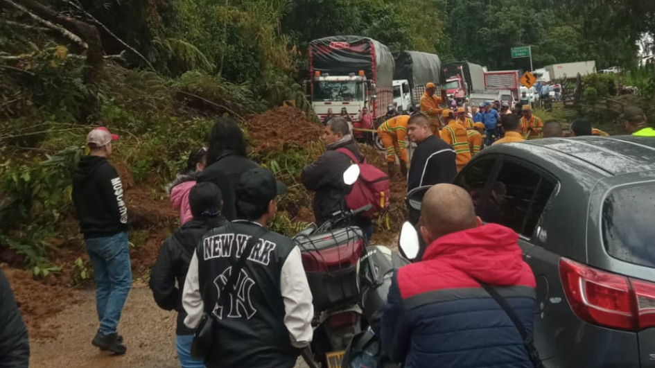 En la mañana de este miércoles (17 de diciembre), un derrumbe bloquea ambos sentidos en la vía Manizales-Bogotá, informó el Invías.