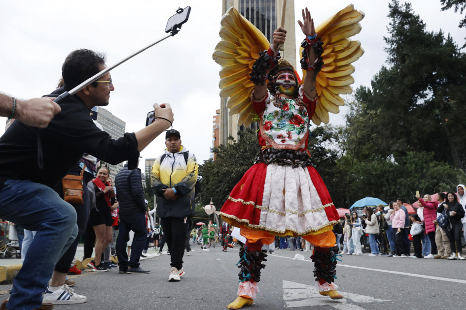 Un artista participa en un desfile navideño durante la conmemoración del dogma de la Inmaculada Concepción del Virgen María conocido en Colombia como 'El Día de Velitas' este domingo, en Bogotá (Colombia).