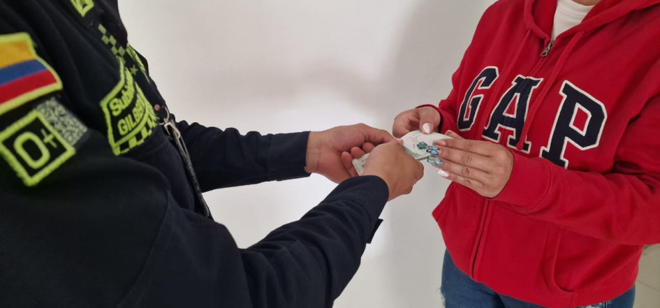 La Policía hizo la entrega del dinero que perdió la ciudadana en San José, Caldas.