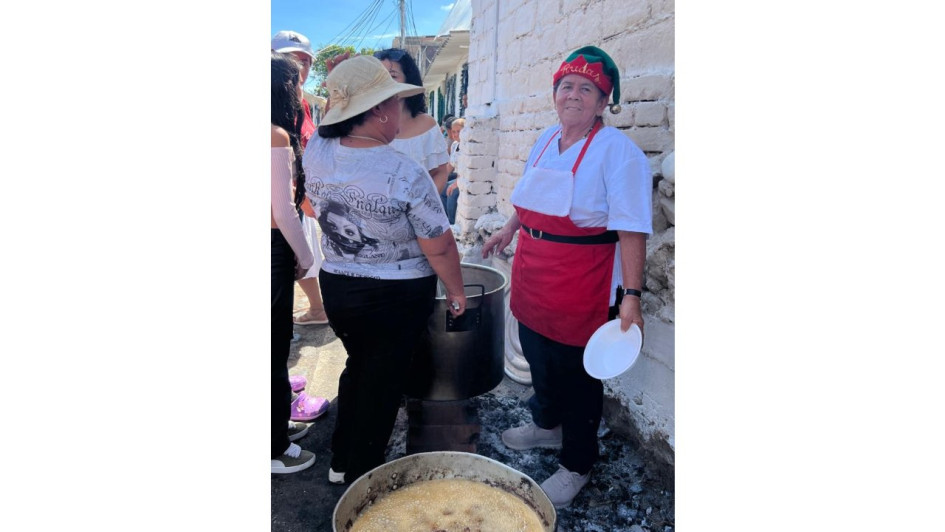 El arduo trabajo no le borra la sonrisa de satisfación a Estelia Vélez.