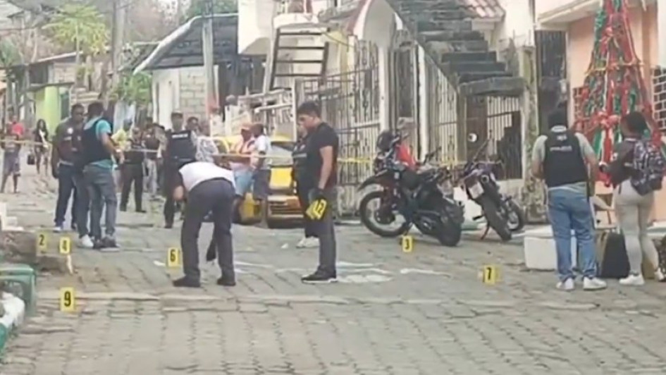 Escena del crimen del asesinato de dos policías en Esmeraldas, el 25 de diciembre de 2025.