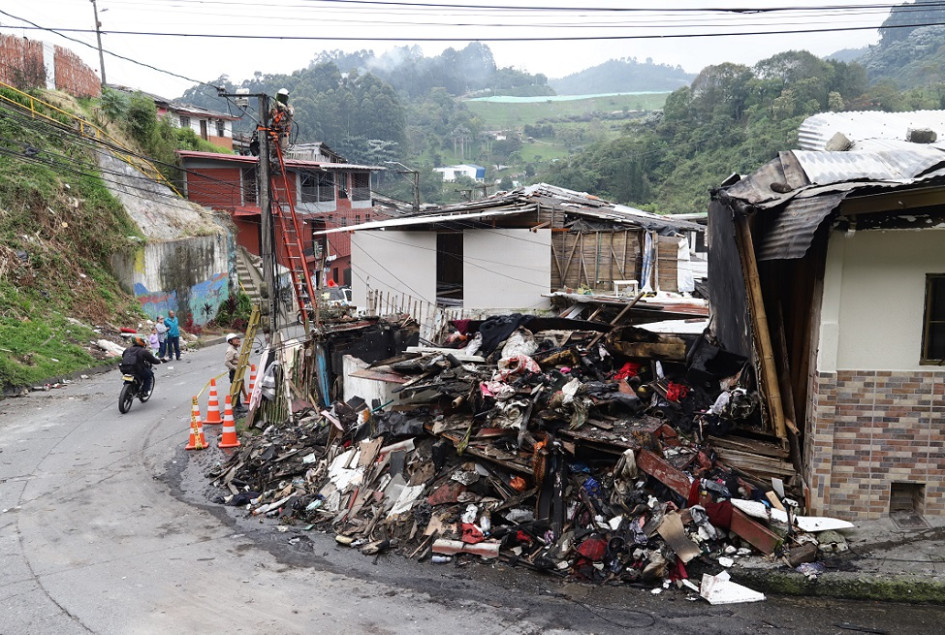 Vecinos de los afectados ayudaron a recoger los escombros tras el incendio.