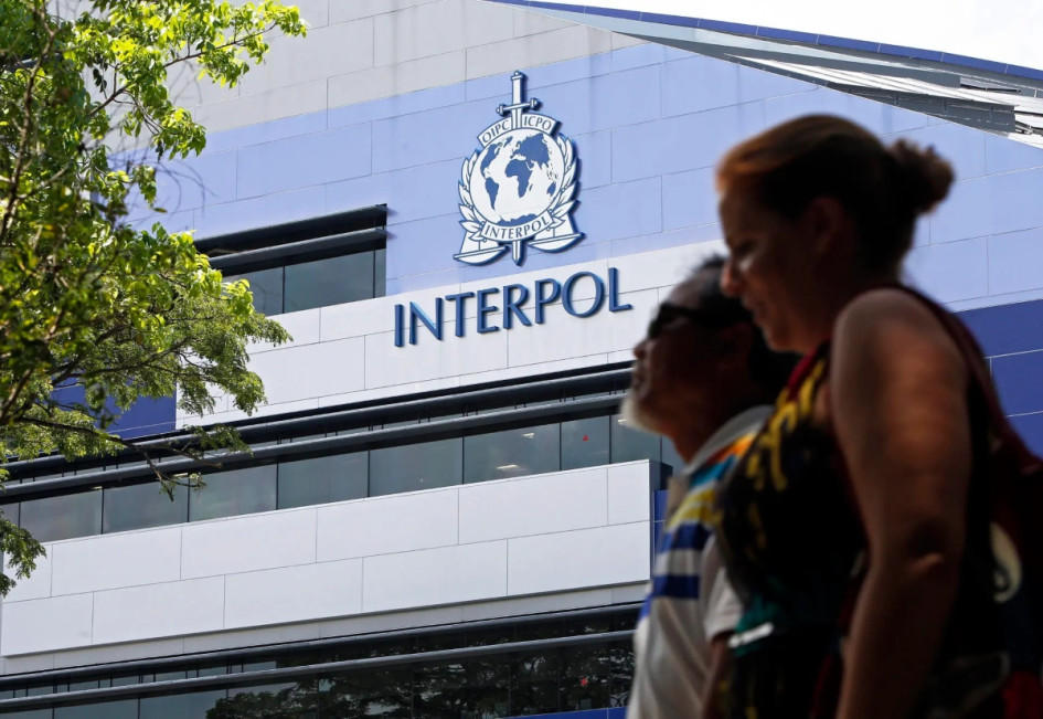 85 fugitivos que eran objeto de notificaciones rojas de Interpol fueron arrestados. Cayó una mujer, al parecer, implicada en un fraude con criptomonedas estimado por las autoridades chilenas en más de 138 millones de dólares.