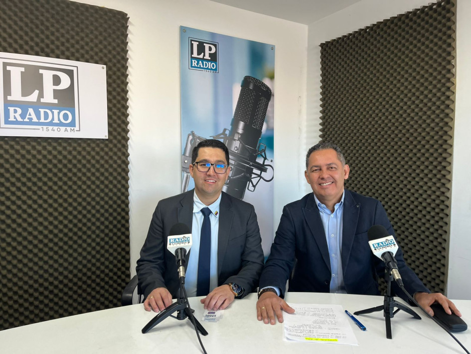  Juan Camilo Arias, asesor comercial de pequeña empresa de Finanfuturo y Orlando Jaramillo, director comercial.