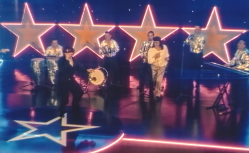 Beéle y Elvis Crespo se juntaron para sacar el tema navideño La Patadita, con la venia del presentador Jorge Barón. 