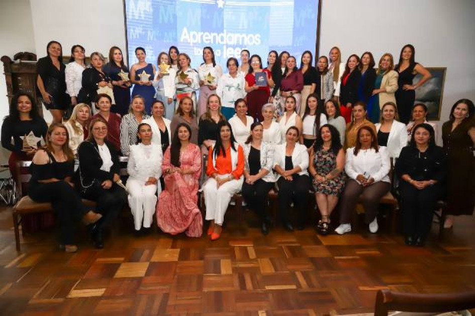 A 113 docentes, de 50 instituciones educativas oficiales de Manizales, les reconocieron su labor en la enseñanza de la lectoescritura con el programa Aprendamos Todos a Leer.