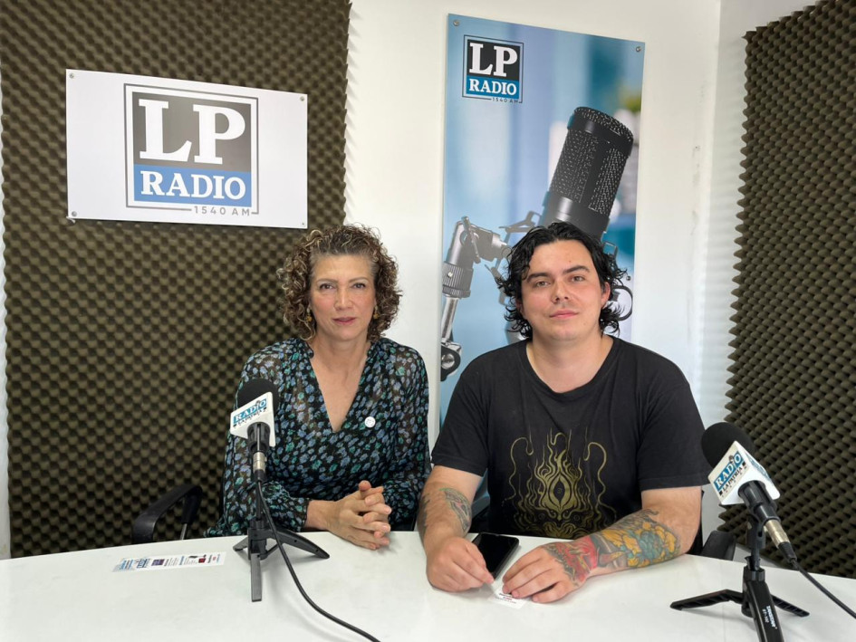  Maria Romero Devia, estudiante de la Universidad Intergeneracional, y Juan Daniel Caicedo, coordinador de permanencia de esta iniciativa.