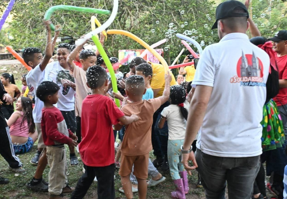 Juguetes a cambio de sonrisas: en el occidente de Caldas caminaron por horas para vivir una Navidad apoyada por organizaciones sociales.
