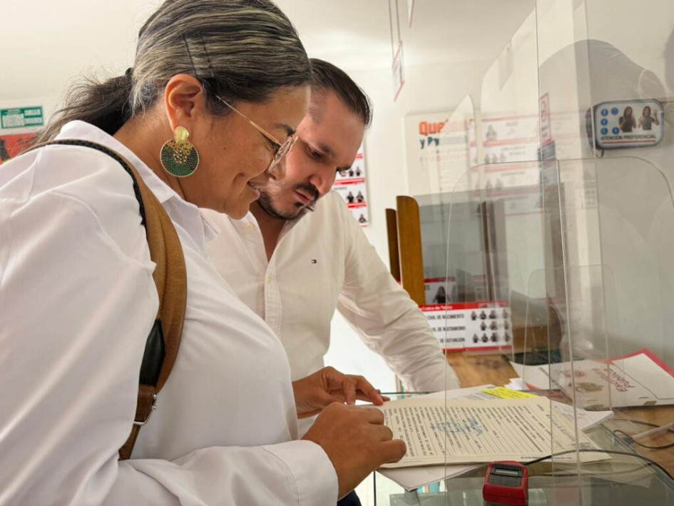 La secretaria de Medio Ambiente de Caldas, Paola Andrea Loaiza, y el alcalde de Neira, Jhon Jairo Castaño Flórez.