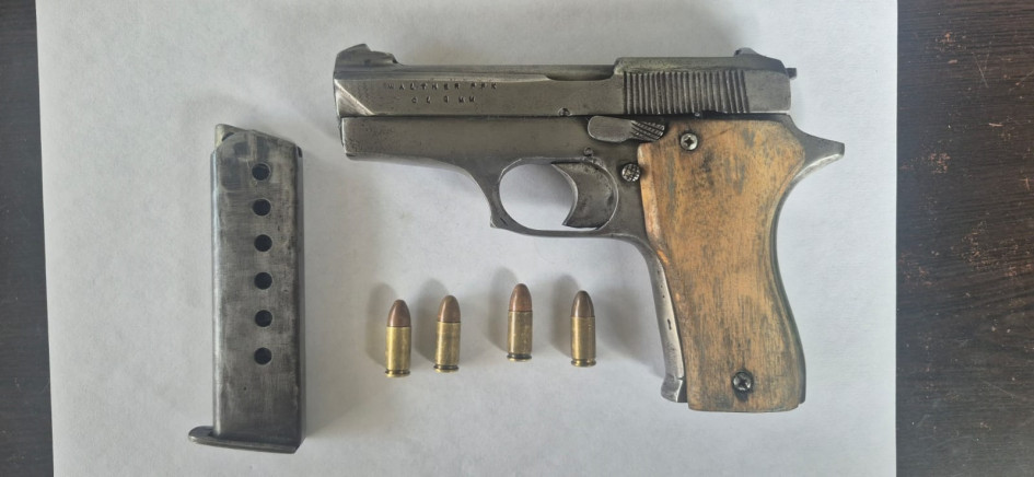 Un capturado golpeó con el arma de fuego a otro que lo habría provocado.