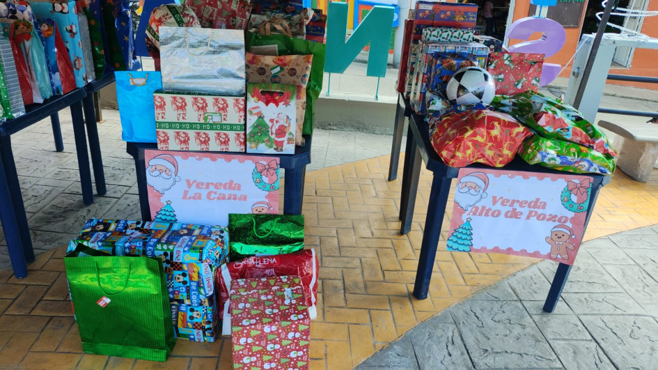 Los niños y niñas de las veredas recibieron su regalo.