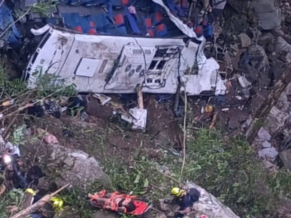 A este abismo cayó el bus accidentado. Murieron 17 personas, el conductor más 16 estudiantes del Liceo Antioqueño de Bello que regresaban de la excursión de grado 11.