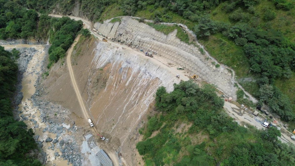 La vía Manizales-Medellín recupera el paso por el corredor nuevo, donde continúan las obras para mitigar la pérdida de banca que se registra desde junio de este 2025.