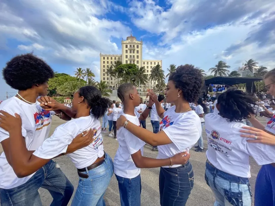 Un grupo de jóvenes bailando en el malecón de La Habana (Cuba). 