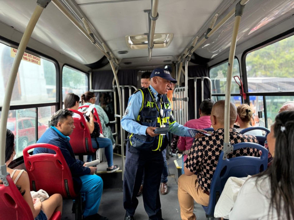 “Estamos invitando a los ciudadanos a utilizar el transporte público legal de la ciudad: buses, busetas, colectivos y taxis", señala un agente e tránsito.