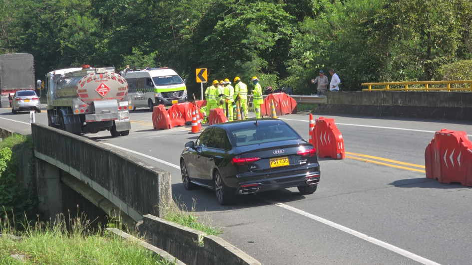 Paso a un carril en la vía Manizales - Medellín luego de que en la madrugada de este sábado se reportó la detonación de un explosivo sobre la carretera.