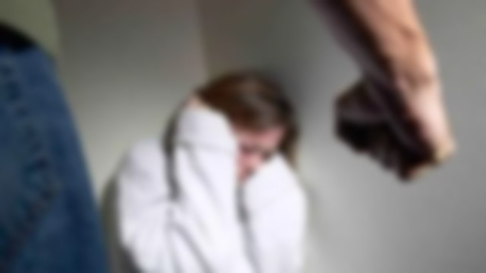 Llegó al punto de amenazarla a ella y a sus hijos con un arma blanca.