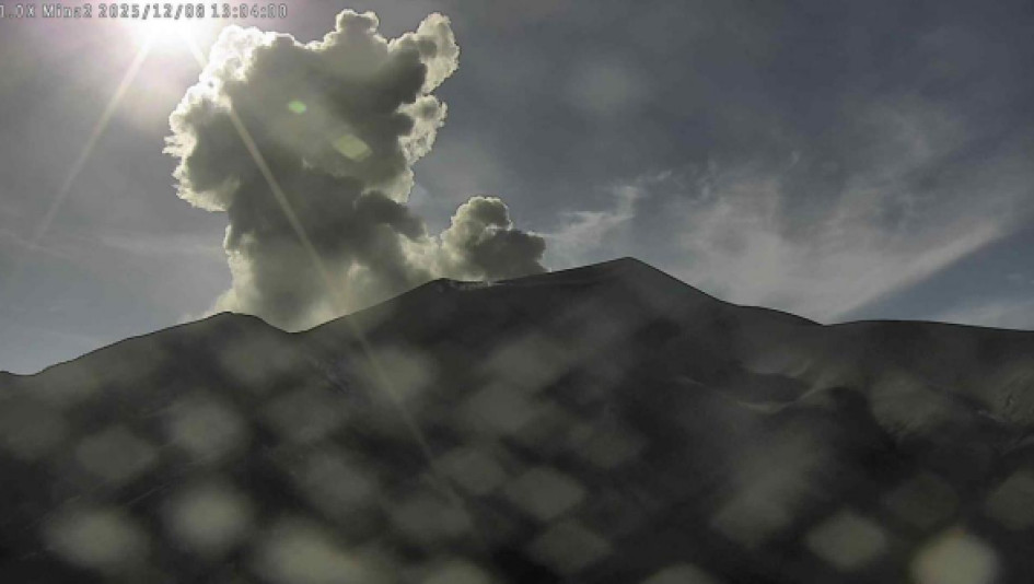 "Figura 1. Registro de la cámara Mina, ubicada a 2,2 km en dirección norte del volcán Puracé. Columna de gases y ceniza registrada a las 8:00 a. m. del 8 de diciembre de 2025, que alcanzó una altura de 700 metros sobre la cima del volcán Puracé", explicó el Servicio Geológico Colombiano en su boletín extraordinario.