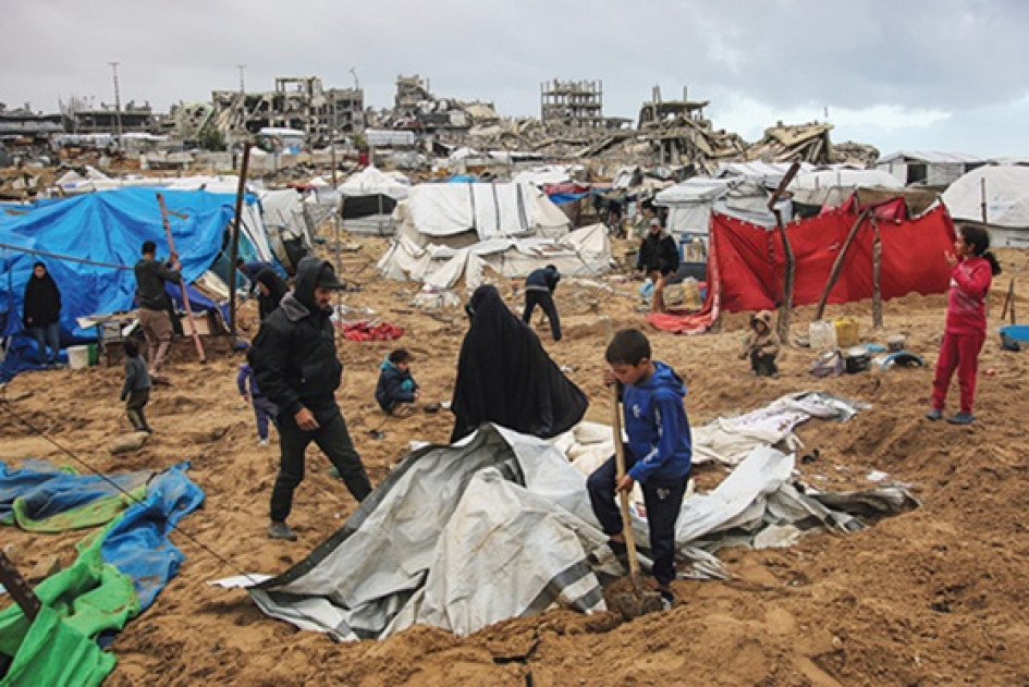 Fotos | EFE | LA PATRIA Familias palestinas desplazadas inspeccionan sus tiendas de campaña que fueron destruidas en el norte de la ciudad de Gaza. 14 palestinos murieron el 8 de enero del 2026 en ataques aéreos israelíes en la Franja de Gaza, en medio de un alto el fuego entre Israel y Hamás.