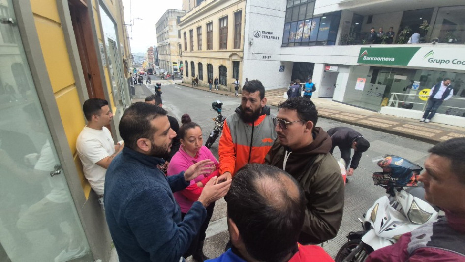 La calle 20 entre carreras 22 y 23 de Manizales está bloqueada por momentos desde hace tres días.