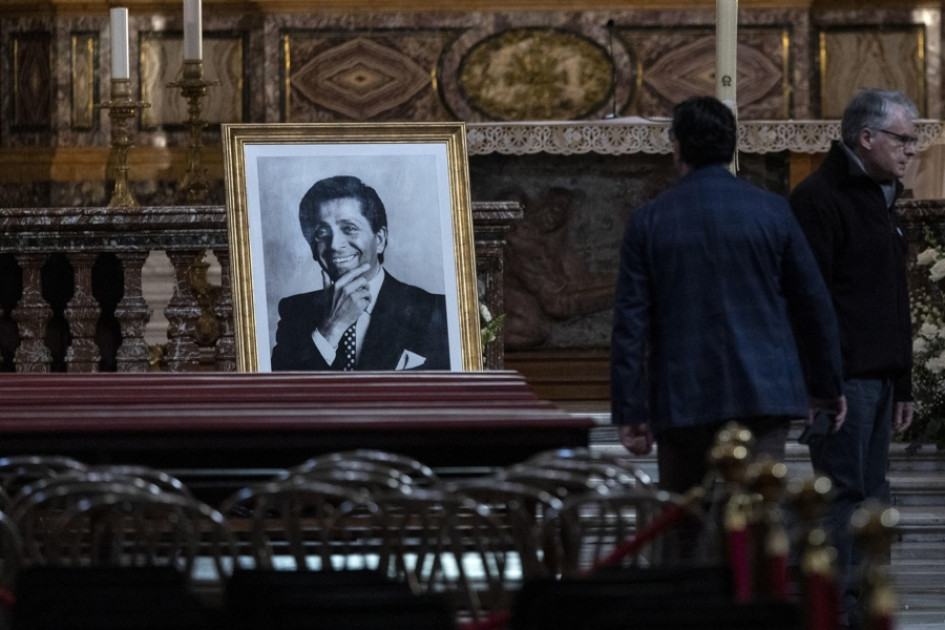 Un retrato del diseñador de moda italiano Valentino Garavani se coloca en su ataúd durante su funeral en la Basílica de Santa María de los Ángeles y de los Mártires en Roma