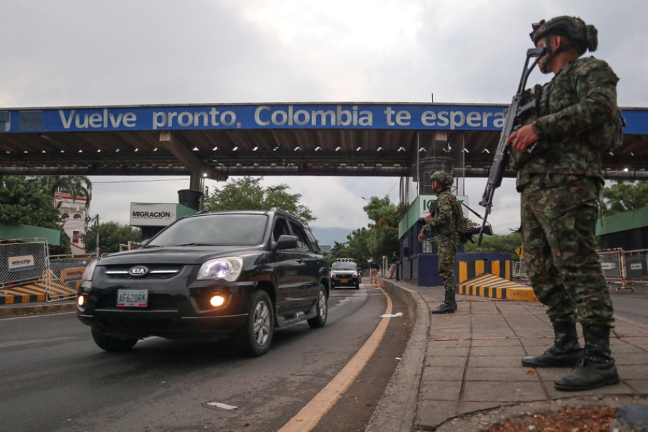 Integrantes del Ejército colombiano llegan este sábado al puente internacional Simón Bolívar que une a las ciudades de Cúcuta y Villa del Rosario (Colombia) con las ciudades de San Antonio y San Cristóbal del Estado Táchira (Venezuela).