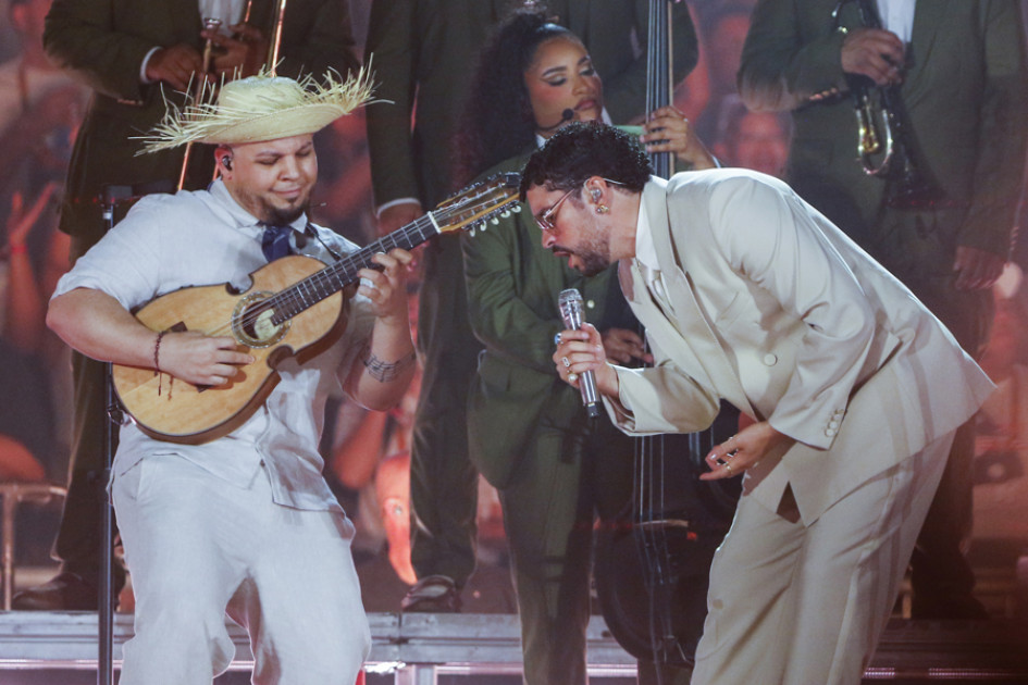  El cantante puertorriqueño Bad Bunny este sábado durante su segundo concierto de la gira 'Debí Tirar Más Fotos World Tour' en el estadio Atanasio Girardot en Medellín (Colombia).