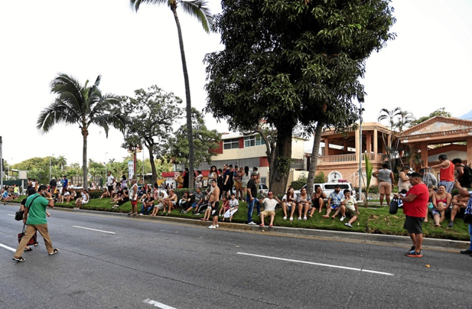 Varias personas salieron a la calle ayer tras el sismo que también se sintió en Acapulco (México).