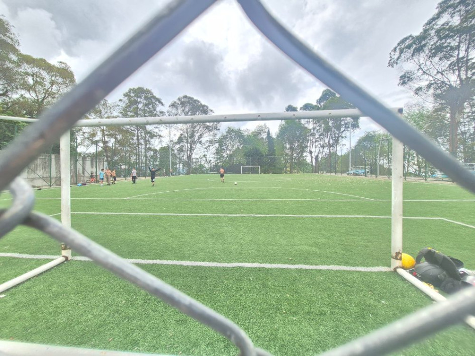 La cancha de fútbol es uno de los puntos que necesita atención debido a que los arcos no tienen las mallas y al sintético no se le ha hecho el trabajo con el caucho.