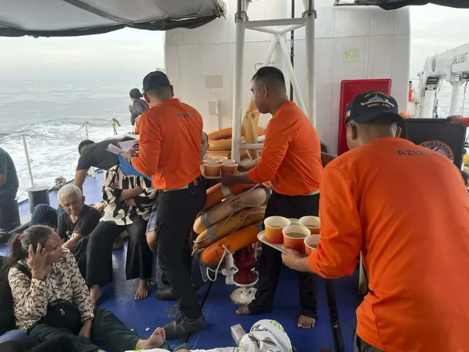 Fotografía facilitada por la Guardia Costera de Filipinas que muestra a su personal ayudando a los supervivientes del ferry M/V Trisha Kerstin 3, hundido frente a la costa de la provincia de Basilan, en el sur de Filipinas.
