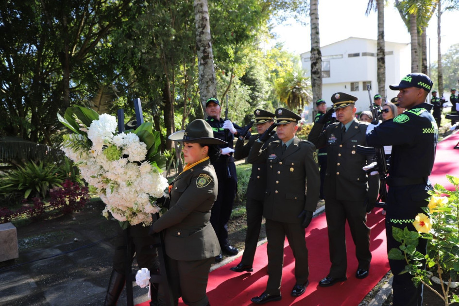 Acto simbólico en Escuela de Carabineros por los policías muertos en el 2019 en la Escuela de Cadetes de Bogotá