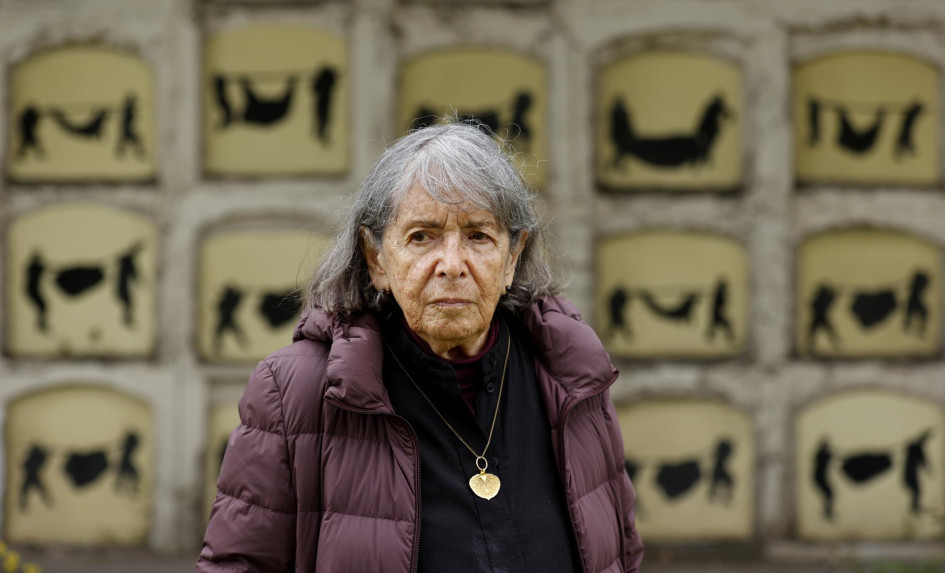Fotografía de archivo del 5 de octubre del 2021 de la artista colombiana Beatriz González posando junto a su obra "Auras Anónimas" en el cementerio Central en Bogotá (Colombia).