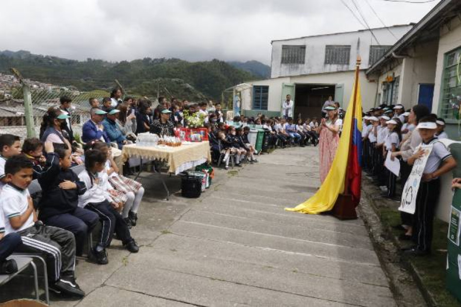 Foto I Archivo I LA PATRIA  Estudiantes de la I:E. La Sultana están a la espera de que designen docente de español, pues aseguran que están sin clases en esta materia desde agosto del 2025.