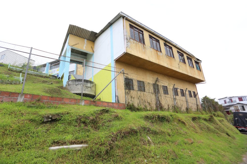 La sede principal de la Institución Educativa Pablo VI , en el barrio El Bosque, se encuentra en zona de riesgo.