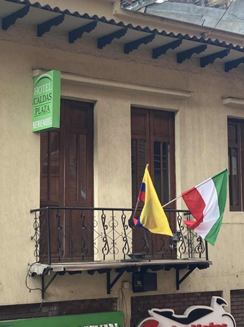 Un lector de LA PATRIA reportó que en un hotel de Manizales confundieron la bandera de Manizales con la del Once Caldas y pide una campaña cívica.