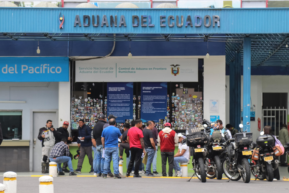 Personas hacen fila en el Centro Nacional de Atención en Frontera ( Cenaf) en la frontera de Ecuador con Colombia este viernes, en Tulcán (Ecuador).