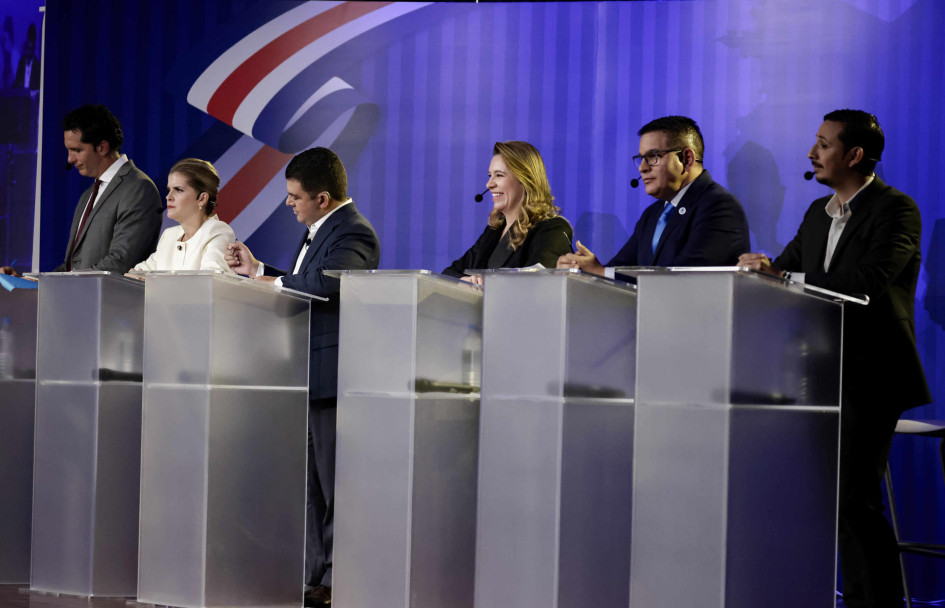Los candidatos presidenciales, de izquierda a derecha, José Aguilar del partido Avanza; Laura Fernández, candidata del partido Pueblo Soberano; Álvaro Ramos del partido Liberación Nacional; Claudia Dobles del partido Coalición Agenda Ciudadana; Fabricio Alvarado del partido Nueva República, y Ariel Robles del partido Frente Amplio, participan en un debate este lunes, en San José (Costa Rica).